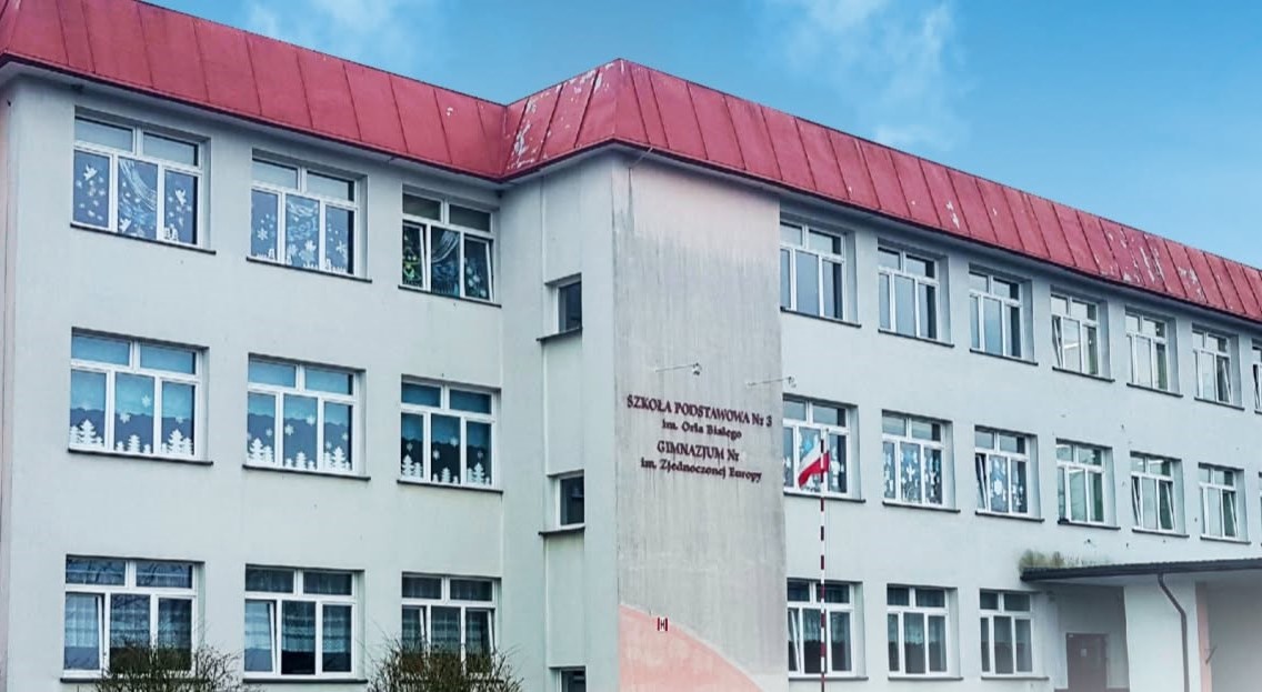 Puste szkoły podstawowe w Ciechanowie. Rodzice masowo zostawili dzieci w domach